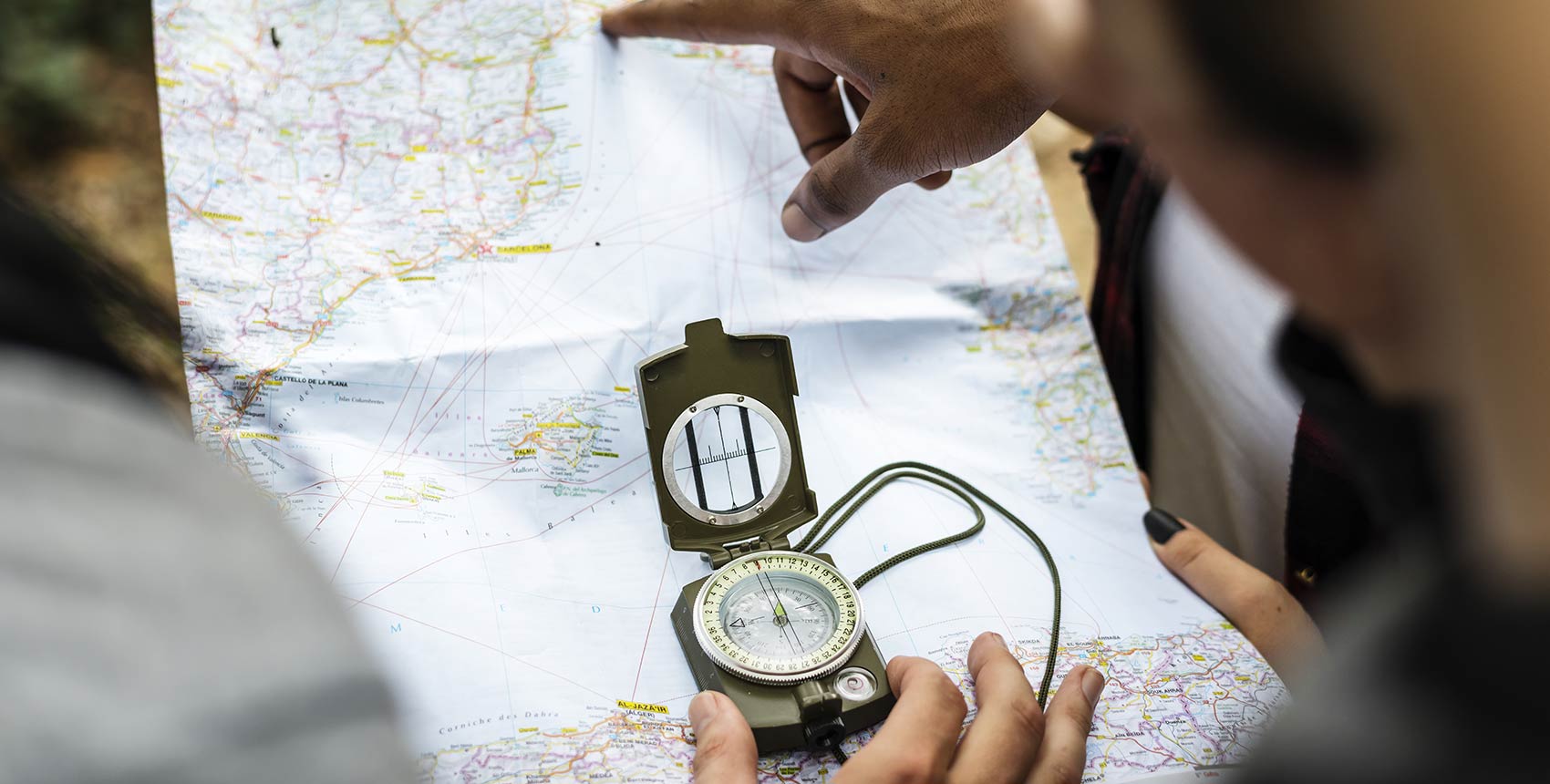 Séminaire d'entreprise avec des jeux d'orientation avec une boussole et une carte